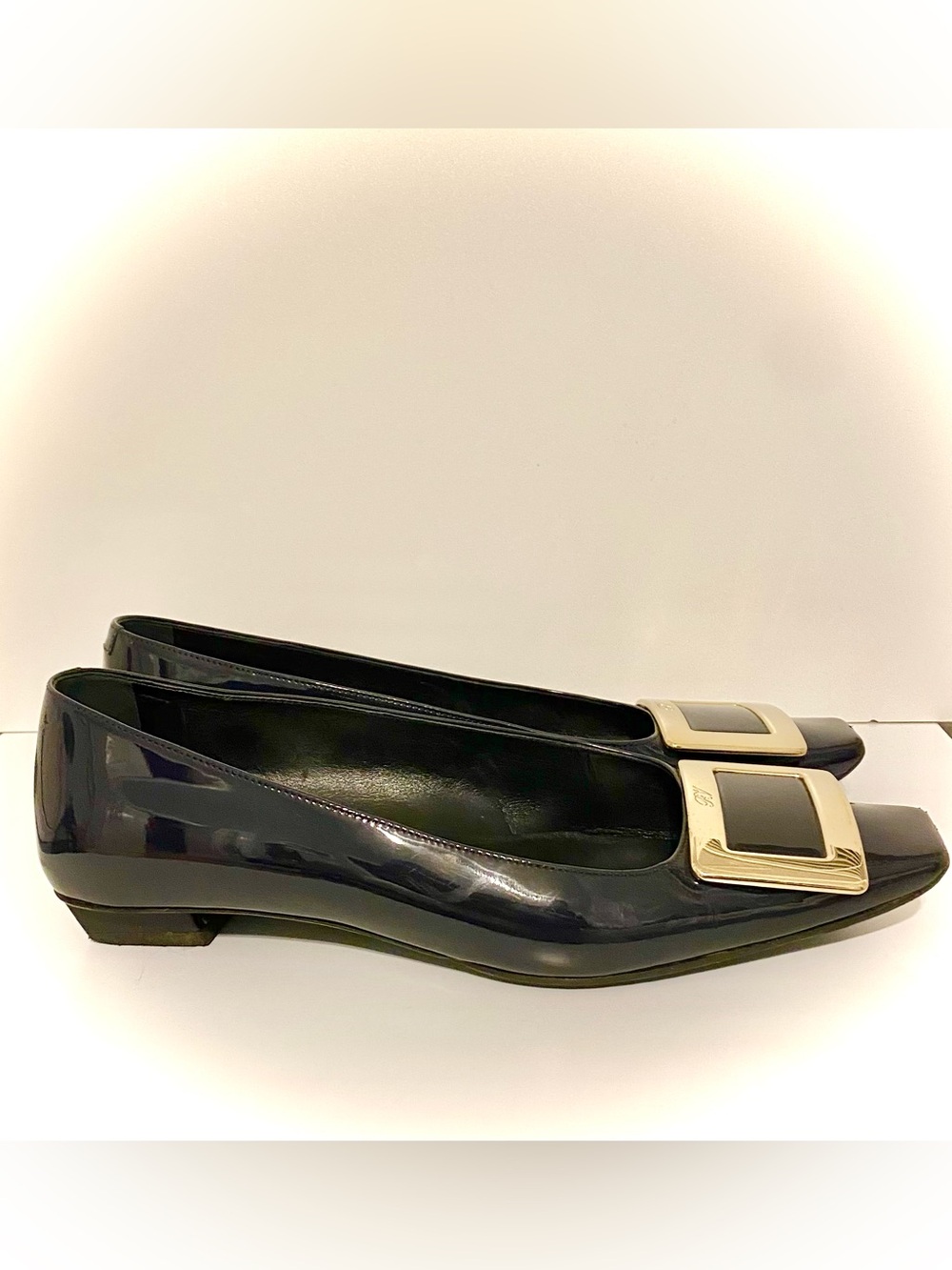 Roger Vivier Navy Patent Leather Low Kitten Heel with Gold Square Buckle - Picture 2 of 10